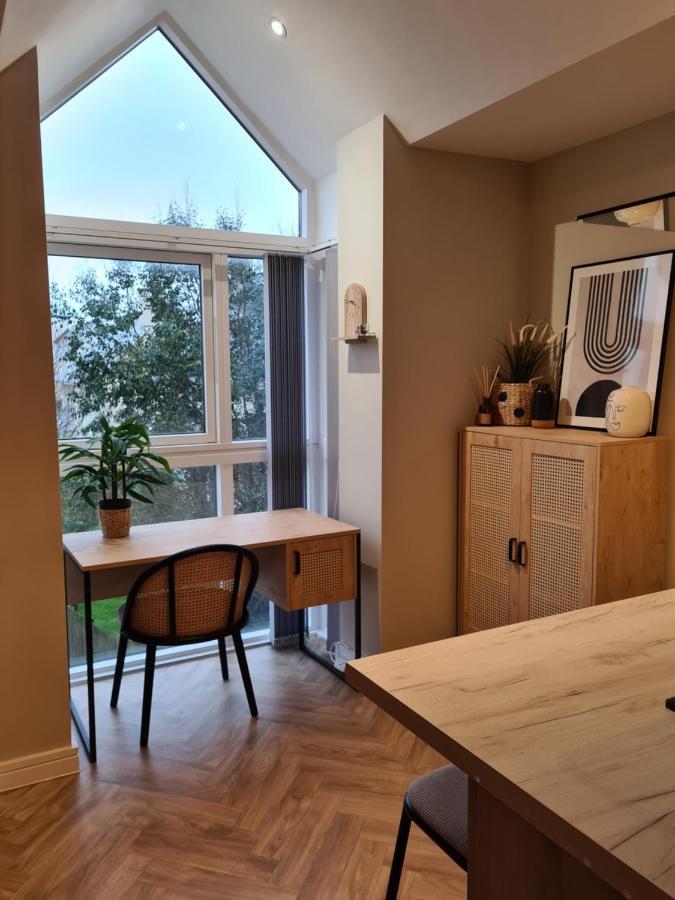 Modern 1 Bed Apartment Next To Beach And Golf Course Llanelli Buitenkant foto