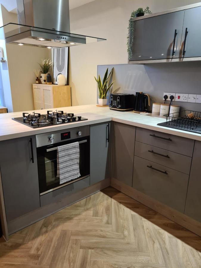 Modern 1 Bed Apartment Next To Beach And Golf Course Llanelli Buitenkant foto