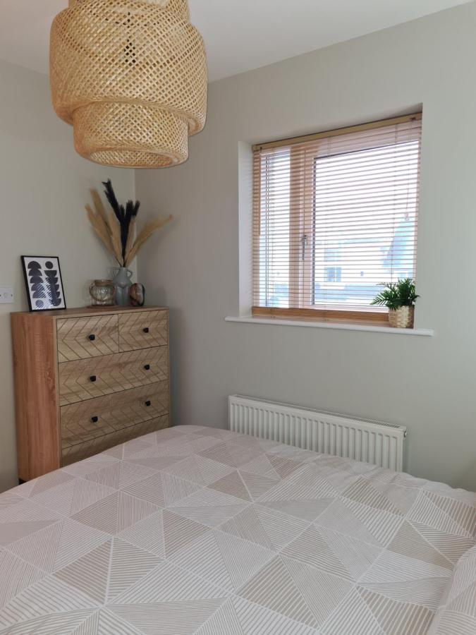 Modern 1 Bed Apartment Next To Beach And Golf Course Llanelli Buitenkant foto