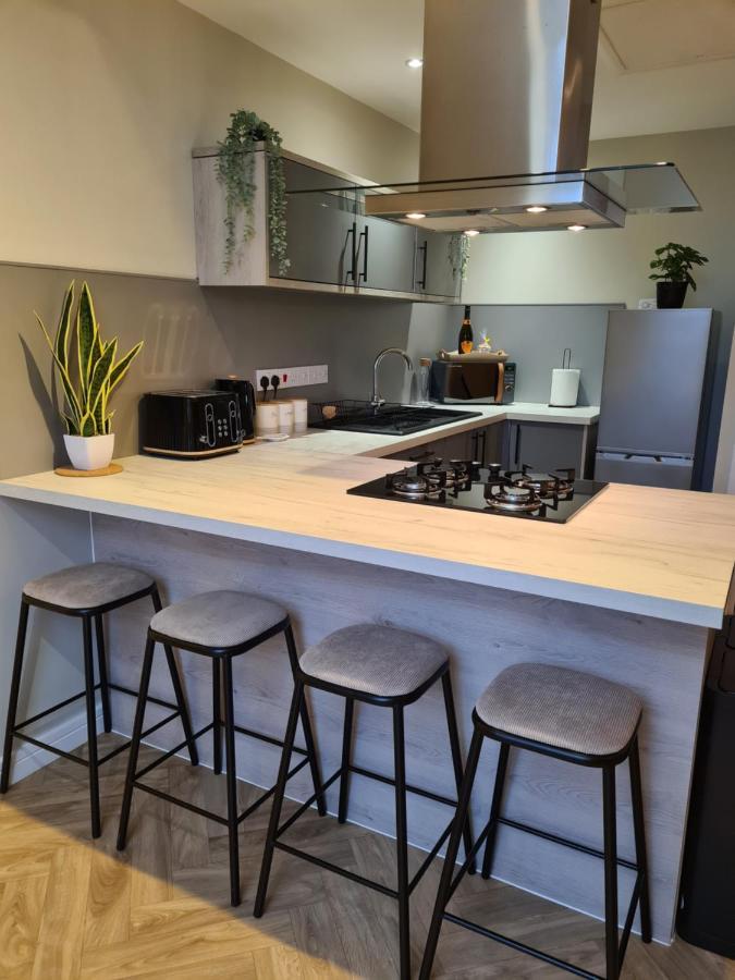 Modern 1 Bed Apartment Next To Beach And Golf Course Llanelli Buitenkant foto