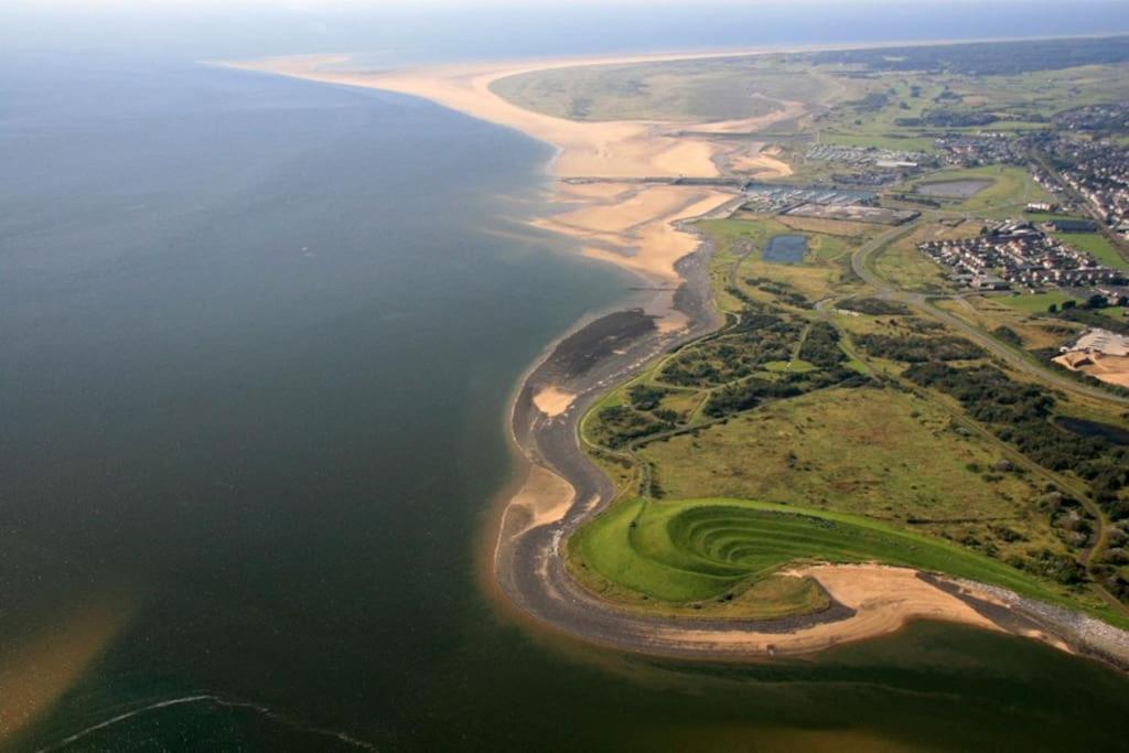 Modern 1 Bed Apartment Next To Beach And Golf Course Llanelli Buitenkant foto