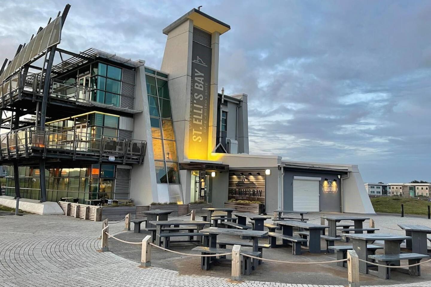Modern 1 Bed Apartment Next To Beach And Golf Course Llanelli Buitenkant foto