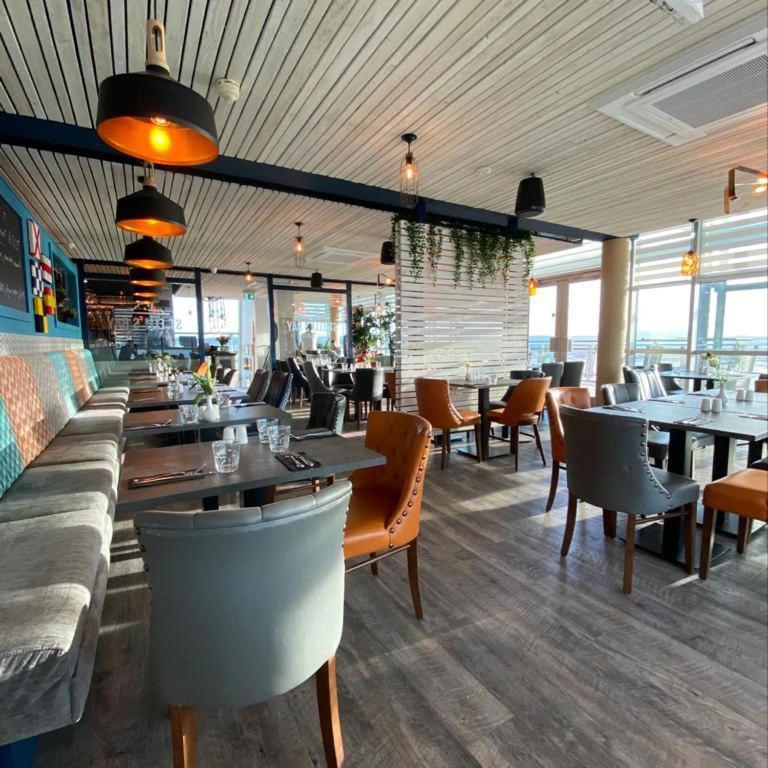 Modern 1 Bed Apartment Next To Beach And Golf Course Llanelli Buitenkant foto